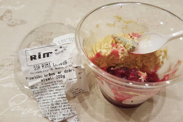 Скандал в Резекне: металлический болт в десерте, купленном в гипермаркете