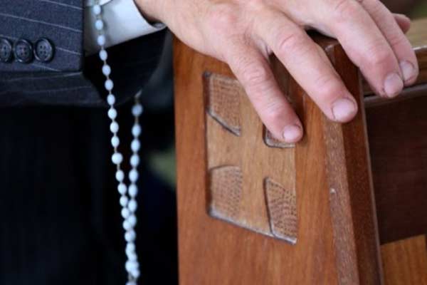Католический священник Зейля, подозреваемый в тяжких преступлениях, лишен должностей в церкви