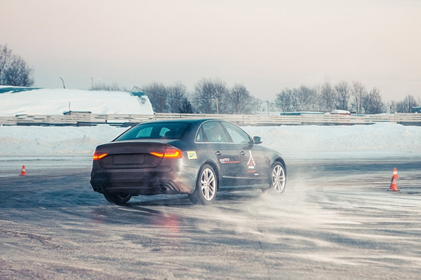 CSDD предлагает посетить бесплатные уроки зимнего вождения на картадроме