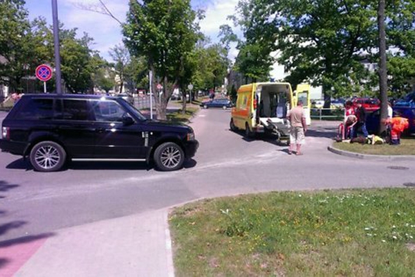 Происшествие в Резекне: Урбанович на "RangeRover" столкнулся с велосипедистом (фото) 
