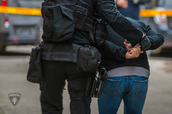 Штурм через окно: вооруженных преступников в Резекне задержал спецназ
