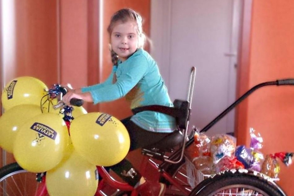 Девочка из Озолмуйжской волости получила в подарок специальный велосипед  