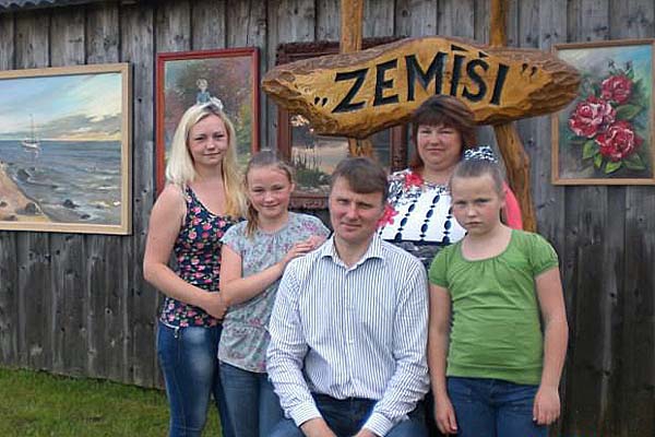 Семья из Резекненского края получила награду из рук министра земледелия