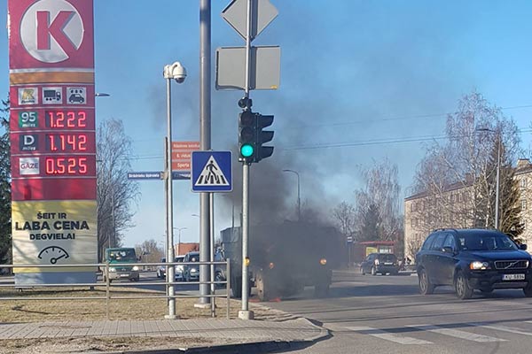 ВИДЕО: В Резекне рядом с заправкой загорелся грузовик