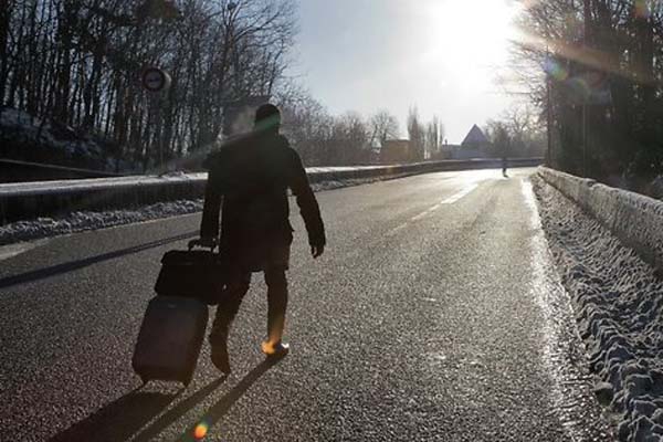 Опрос: каждый четвертый житель готов покинуть Латвию в поисках работы за границей  