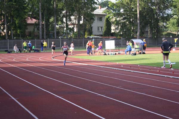 Успехи ветеранов спорта в соревнованиях по легкой атлетике и плаванию (фото)