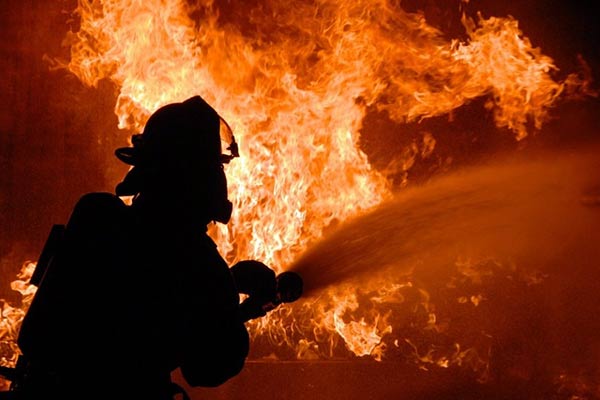 Пожар повышенной опасности тушили на производстве в Резекне