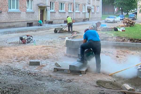 ВИДЕО: Резекненцы активно используют возможность благоустроить свои дворы