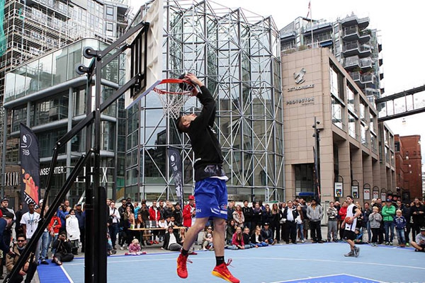 ФОТО: Резекненец завоевал третье место в конкурсе Slam Dunk в Осло