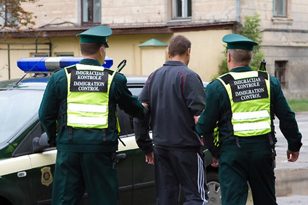 Пограничники задержали на границе Латвии 17 вьетнамцев