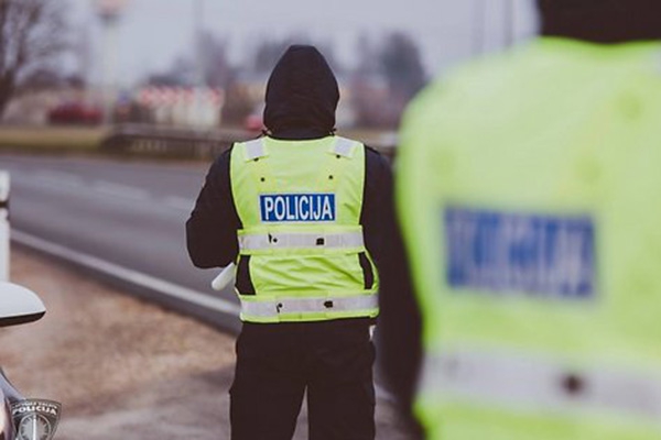 В Латгалии водитель пытался откупиться от полицейских, предложив 20 евро