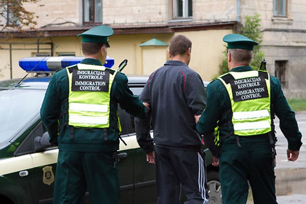 В районе Даугавпилса пограничники задержали 10 вьетнамцев