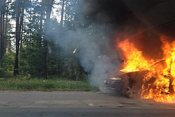 В Резекне пожарные тушили легковой автомобиль