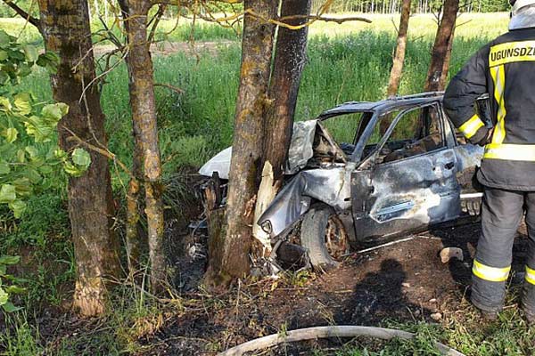 ДТП под Резекне: переполненная машина съехала в озеро, погиб несовершеннолетний