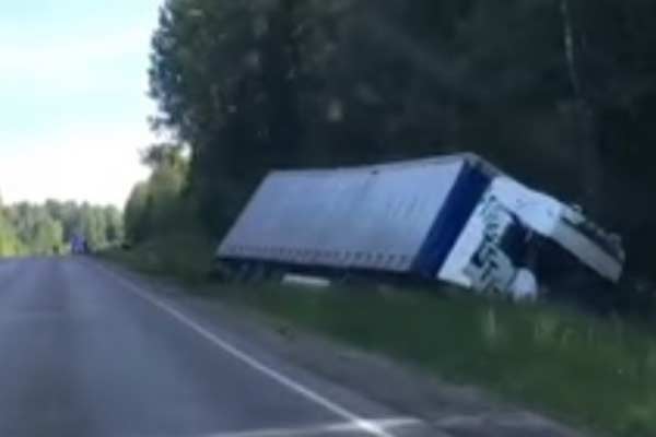 При обгоне у фуры лопнула шина: видео утреннего ДТП в Малтской волости