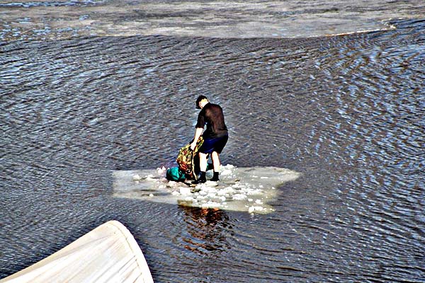 ЧП на озере Разнас: трех подростков унесло на льдине