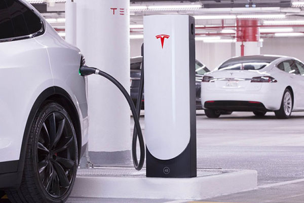Tesla откроет две электрозаправочные станции Supercharger в Латвии – под Ригой и в Резекне