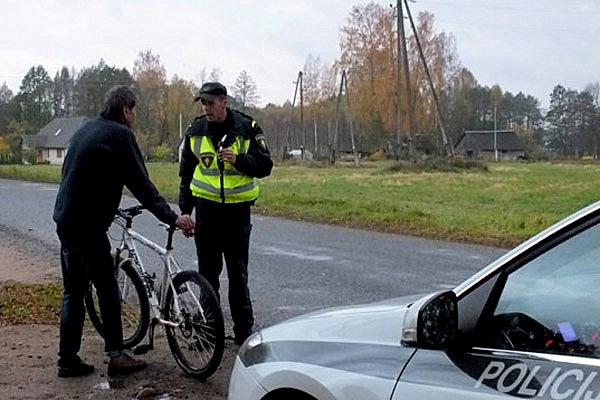 В Резекне полицейская машина сбила велосипедиста