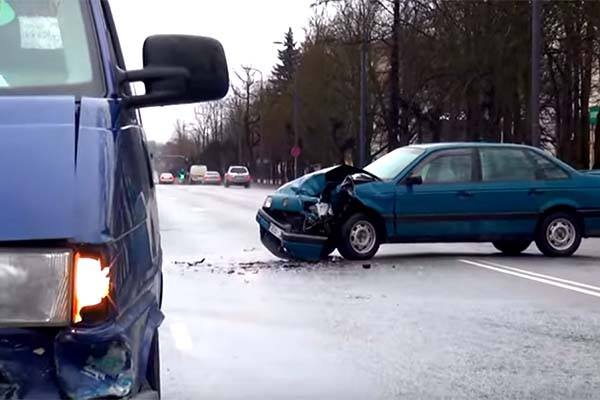 Видео: таран на аллее Атбривошанас