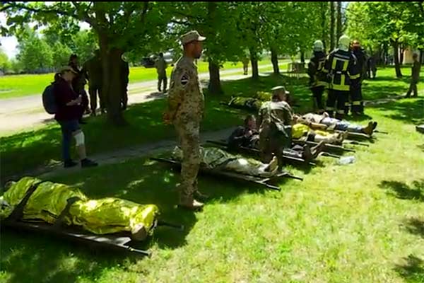 Видео: Военные учения по спасению пострадавших
