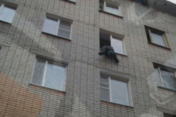 В Латгалии пьяный мужчина выпал с четвертого этажа 