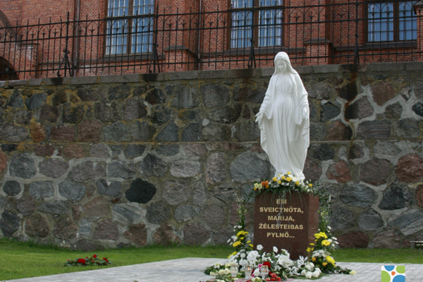 Открыта и освящёна скульптура Девы Марии