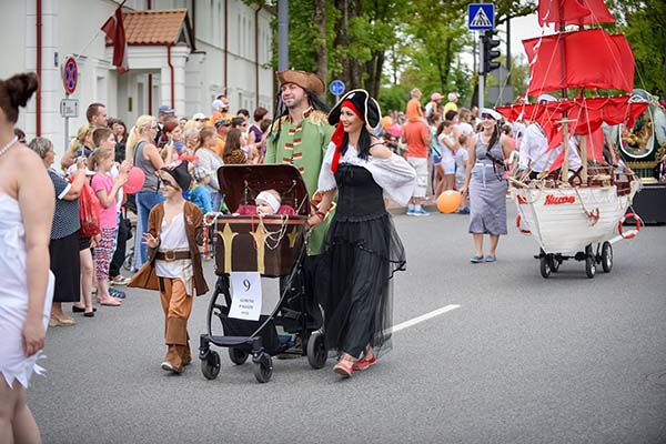 Веселый парад колясок в Резекне (фото)