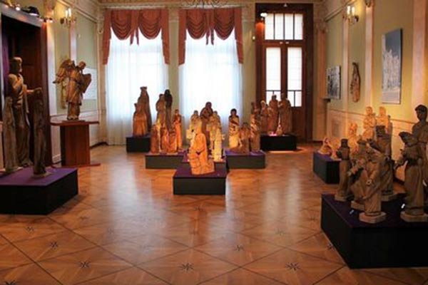 В Резекне открылась выставка уникальных деревянных скульптур, изготовленных католическим священником