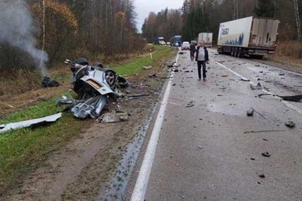 Очевидцы: лобовая авария на шоссе Резекне-Даугавпилс произошла из-за разлитой солярки