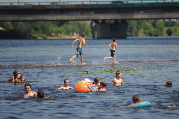 Вода в реках Латвии прогрелась до 19 градусов
