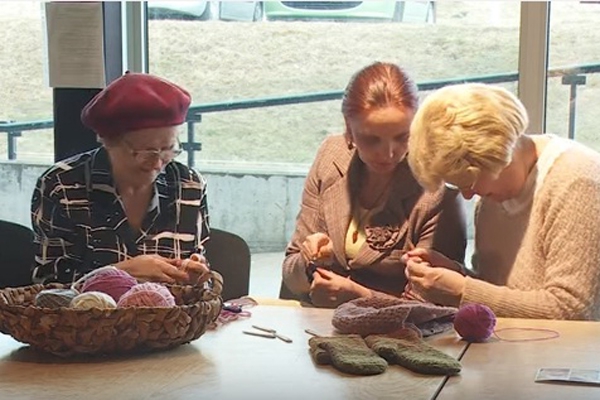 В рамках проекта «Встреть своего мастера» резекненцы могли освоить технику вязания иглой (видео)