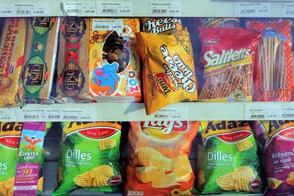 Детям хотят запретить продавать сладости, чипсы и газировку