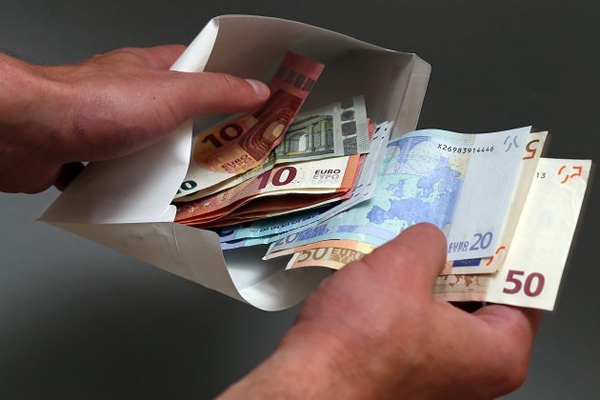 В Латвии сокращается число людей, которые готовы дать взятку