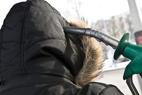 Топливные компании пояснили, почему в Латвии такой дорогой бензин