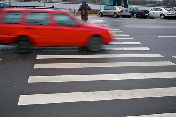 В Резекне под машину попал нетрезвый пешеход