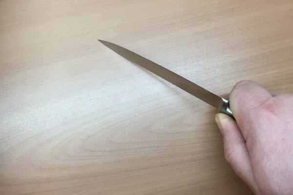 Во время застолья мужчина изрезал приятеля ножом: пострадавший скончался
