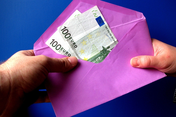 Штрафы за зарплаты в конвертах увеличат до 2100 евро