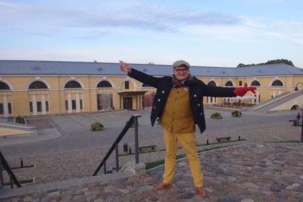 Всемирно известный Александр Васильев уже в Даугавпилсе: готовит выставку и фотографируется на фоне Крепости