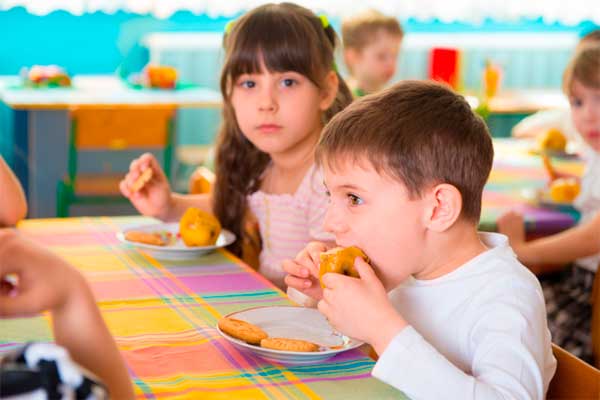 Родители требует бесплатного питания в детсадах, по примеру Риги